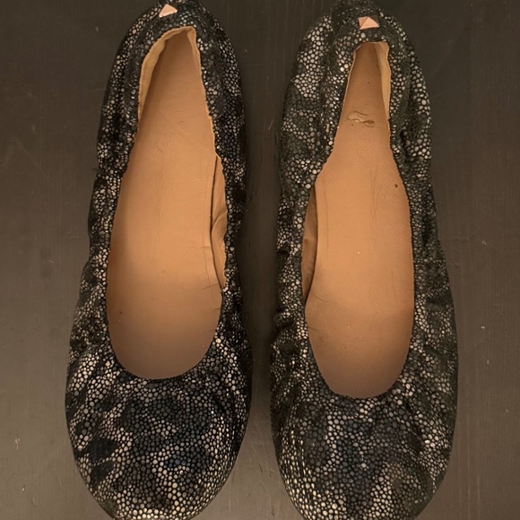 Elorie Bella Ballet Flats 7M – Black/White Cobra Print, Gently Used - Picture 2 of 3